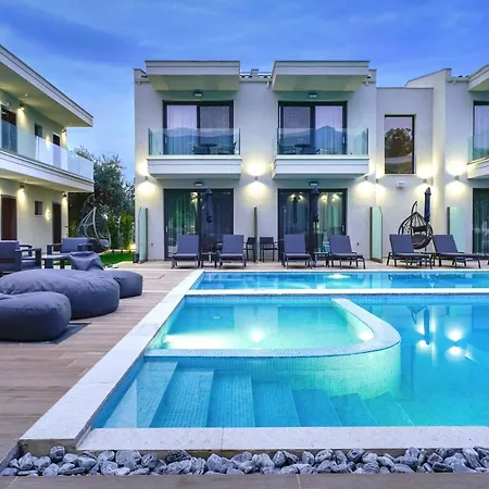 Daria Essence מלון